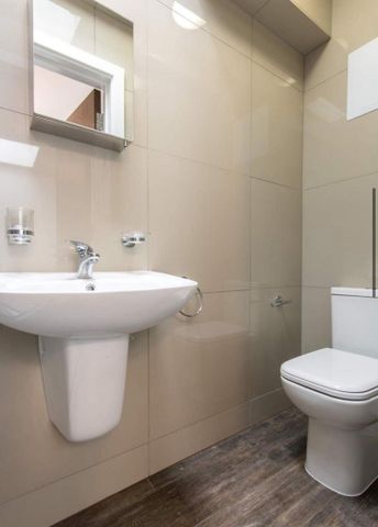 1 bedroom in a flat share to rent - Photo 4