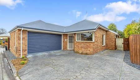 Girls High School Zone - Warm and Private 3 Bedroom Townhouse. - Photo 5