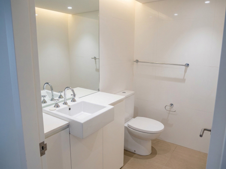 Modern Beachside One Bedroom Apartment and Dedicated Home Office - Photo 4