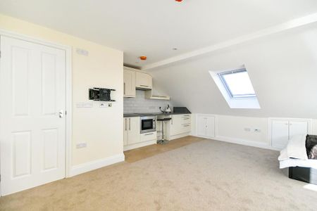 1 bedroom in a house share to rent - Photo 2