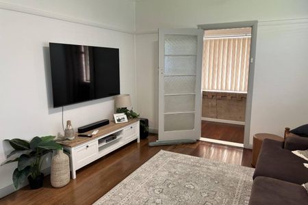 CHARMING 2 BEDROOM HOME IN PRIME LOCATION! - Photo 3