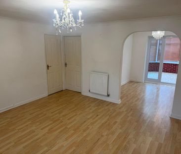 4 bedroom detached house to rent - Photo 2