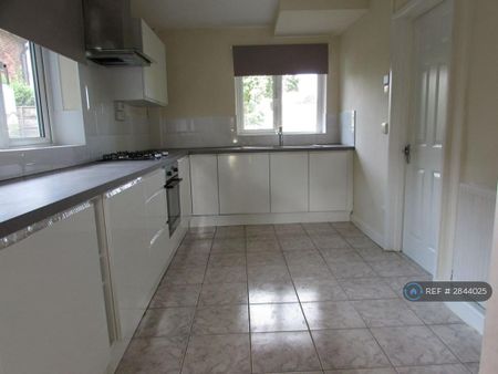 3 bedroom semi-detached house to rent - Photo 5