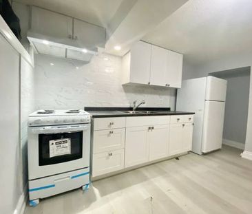 8 THORNCLIFFE AVE. # 1 - LOWER LEVEL STUDIO/ 1BATH, LAUNDRY, UTLS FREE - Photo 4