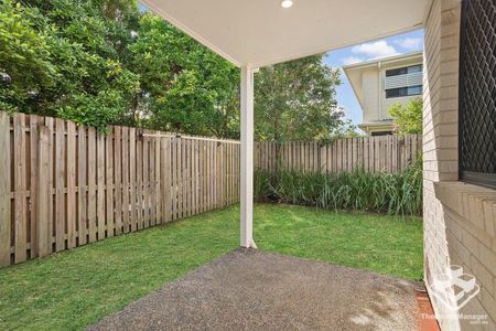 Pristine modern 3 bedroom townhouse - Photo 5