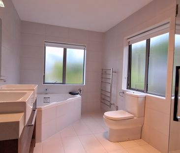 Spacious 6-Bedroom Brick & Tile Mansion – Prime Albany Location - Photo 1