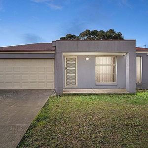A low maintenance family house in the heart of Wendouree - Photo 2