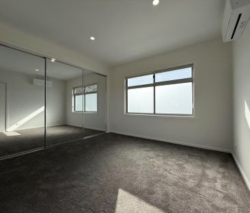 Stunning Townhouse in Reservoir! - Photo 2