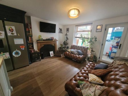 4 bedroom terraced house to rent - Photo 3