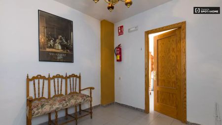 Room in a shared 12-bedroom apartment for rent in Centro-Sagrario, perfect for women - Foto 2