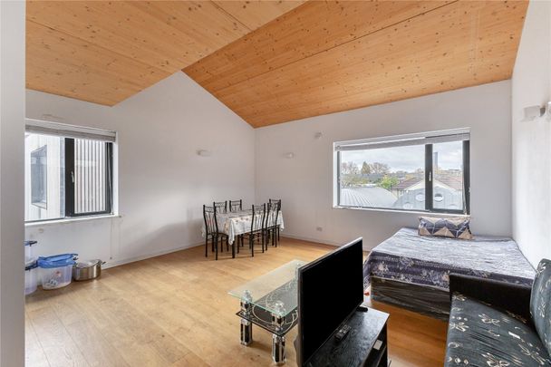 Chobham Road, London, E15 flat to rent - Photo 1