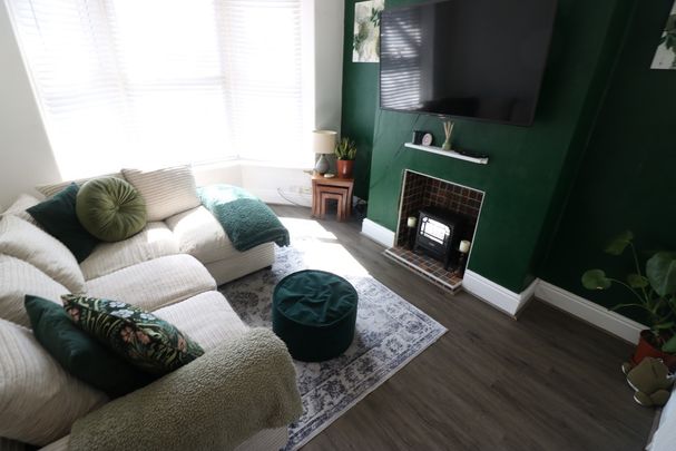 35 Westbourne Grove - Photo 1