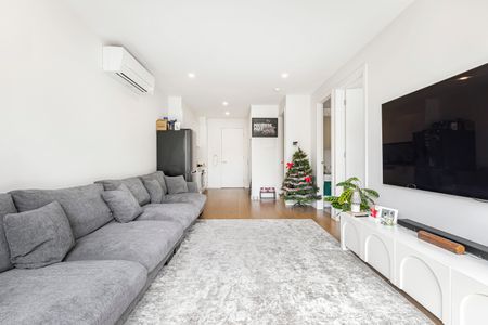 Luxury Two-Bedroom Apartment with Expansive Courtyard - Photo 5