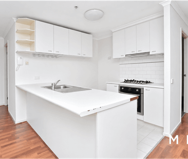 Spacious Three-Bedroom Living on Melbourne's Iconic St Kilda Road - Photo 2