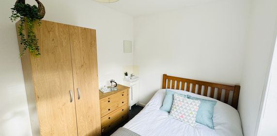 A Comforting 6 Double Bedrooms for Rent in Brighton - Photo 2