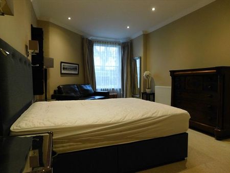 3 bedroom flat to rent - Photo 4