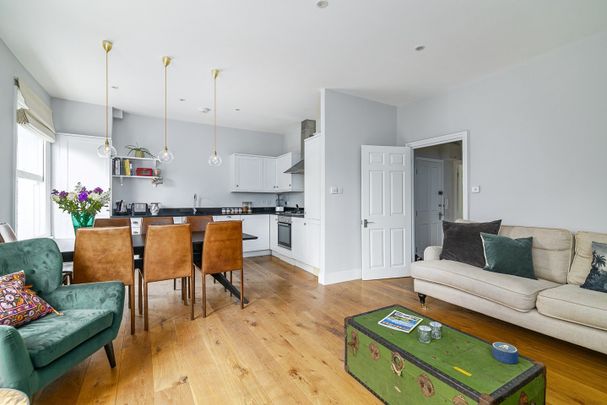 2 Bed Flat, Elsham Road, W14 - Photo 1