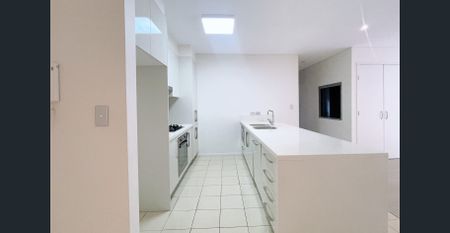 Stunning and spacious 3 Beds 2 Baths 2 Parking Apartment for Lease&Indoor pool and gym&Private spacious balcony only for you!&Lock up garage - Photo 4