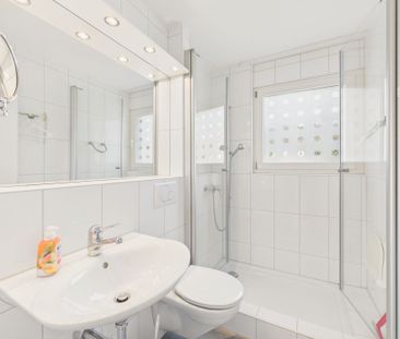 Möblierte 3.5-Zimmer-Attika-Wohnung mit grosser Terrasse und traumh... - Photo 1