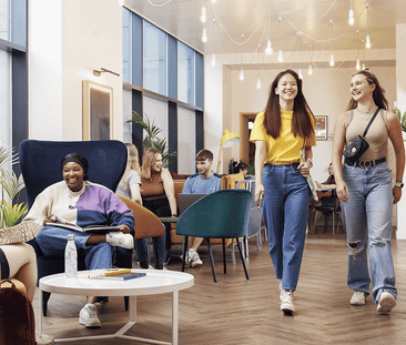 Large Standard Double Ensuite: Three Bed Flat - Photo 3