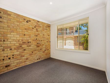 Well Appointed Townhouse with Flexible Living Spaces - Photo 5