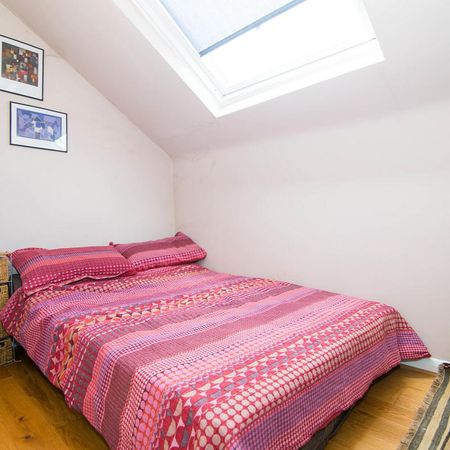 2 bedroom flat in London - Photo 3