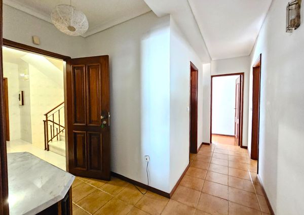 2 bedroom flat with balcony a stone's throw from Vageira Beach!