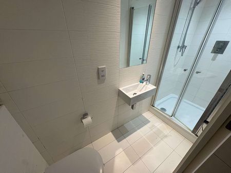 AVAILABLE NOW! | Fully Furnished | One Double Bedroom | Concierge | Close proximity to Manchester's Deansgate area. - Photo 5