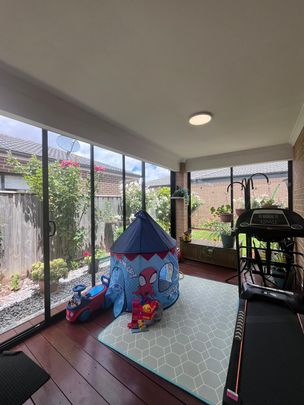 Family-Friendly Home with Modern Kitchen and Secure Parking - Photo 1