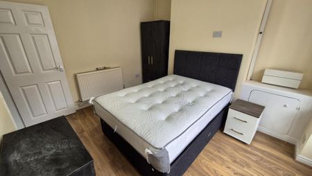 4 bedroom terraced house to rent - Photo 3