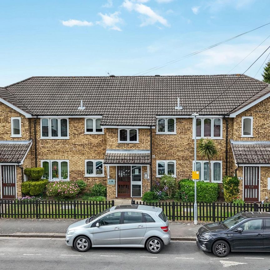 Kings Avenue, Watford, Hertfordshire, WD18 - Photo 1