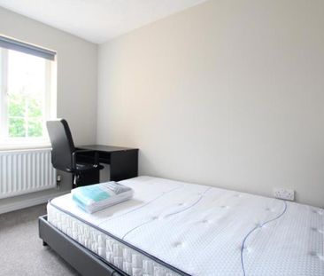 *** STUDENT HOUSE *** A large five bedroom house. Offered on a furn... - Photo 4