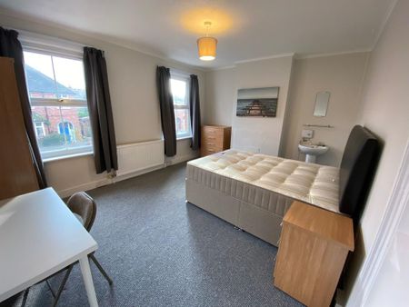 1 bedroom in a house share to rent - Photo 3