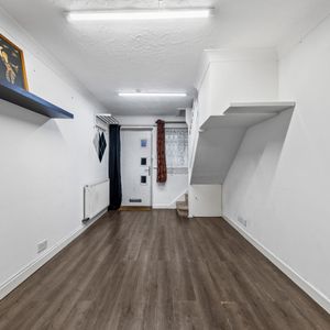 Bourne Drive, Mitcham, CR4 - Photo 3