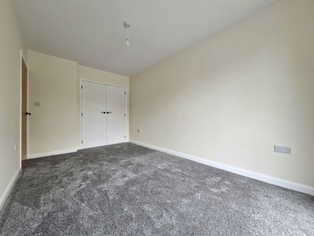 3 bedroom semi-detached bungalow to let - Photo 4