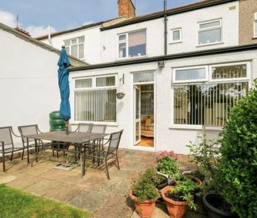3 Bed Detached House, Crownfield Avenue, IG2 - Photo 4