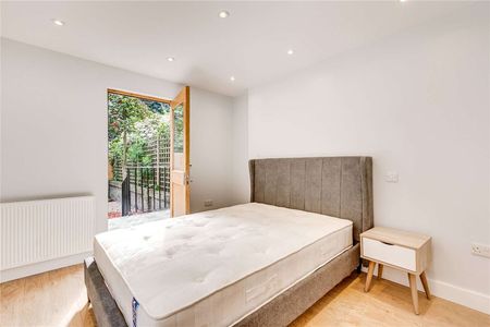 Refurbished two bedroom flat with private garden. - Photo 3