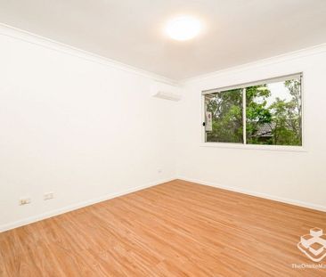 A Peaceful, Comfortable & Fully Renovated Townhouse in Ashmore - Photo 5
