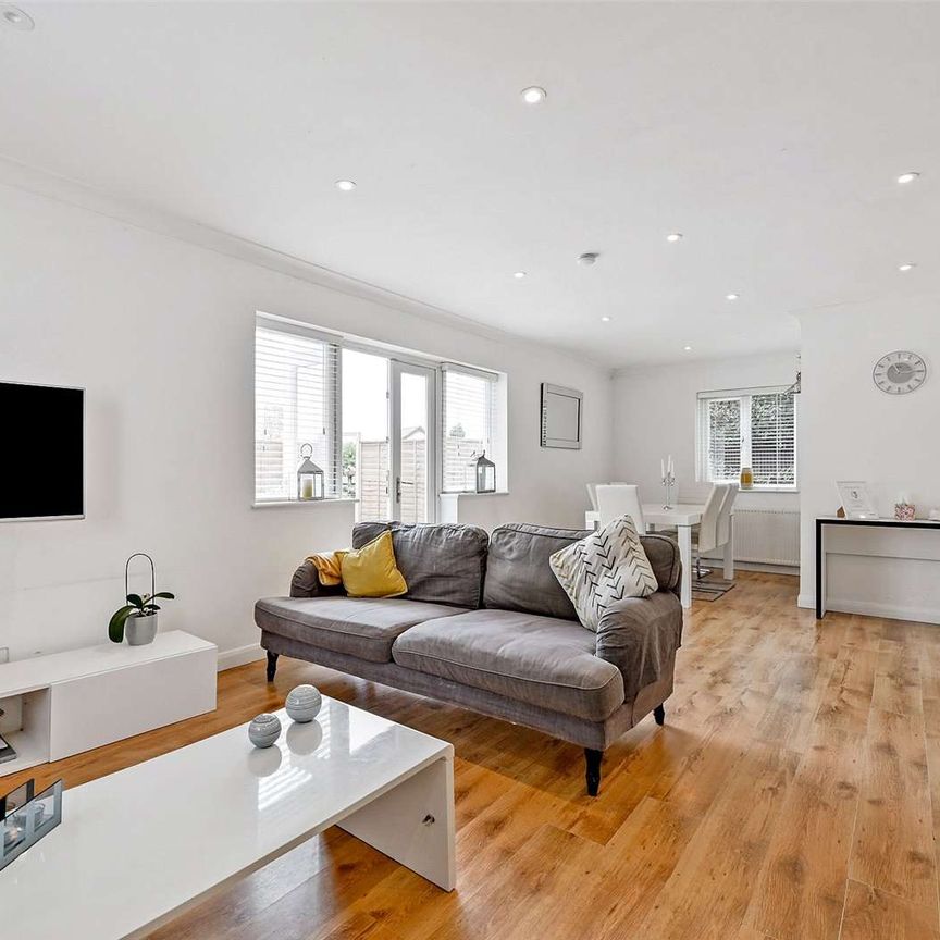 Short Let: A fully-furnished six bedroom home with car parking and all bills included. - Photo 1