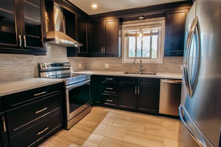 **ALL INCLUSIVE** 3 BEDROOM MAIN UNIT IN WELLAND! - Photo 3