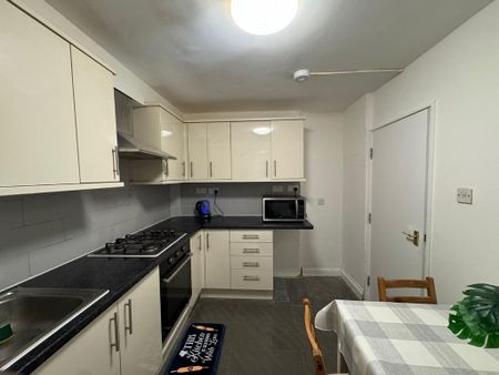 4 bedroom semi-detached house to rent - Photo 3