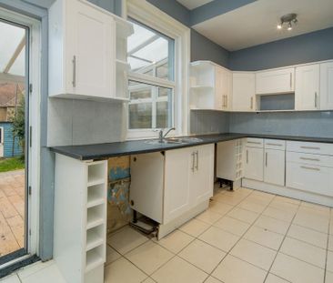 4 bedroom semi-detached house to rent - Photo 5