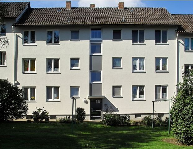 Elegante Erdgeschosswohnung mit Balkon und hochwertigem Designbodenbelag - Foto 1