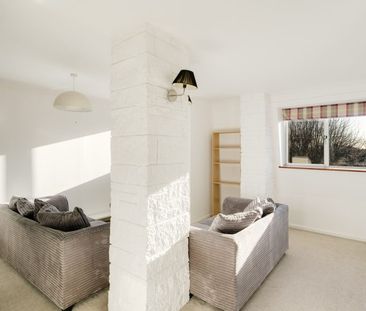 2 Bed Flat - Photo 2