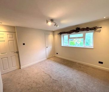 Balmoral Drive, Woking, Surrey, GU22 8EY - Photo 4