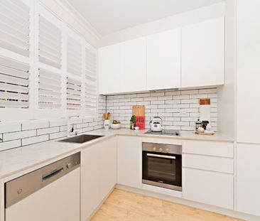 Stylish Contemporary Villa-Style Apartment - Photo 3