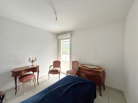 Location Appartement 4 pièces 79m² MARSEILLE 11ème - Photo 3