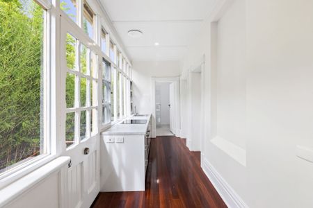 Spacious One Bedroom Character Home in Prime Location - Photo 5