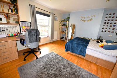3 bedroom Flat in Cardigan Road, Leeds - Photo 1