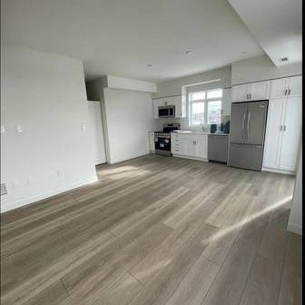 Brand New 2 Bed 2 Bath Stacked Townhouse! - Photo 1